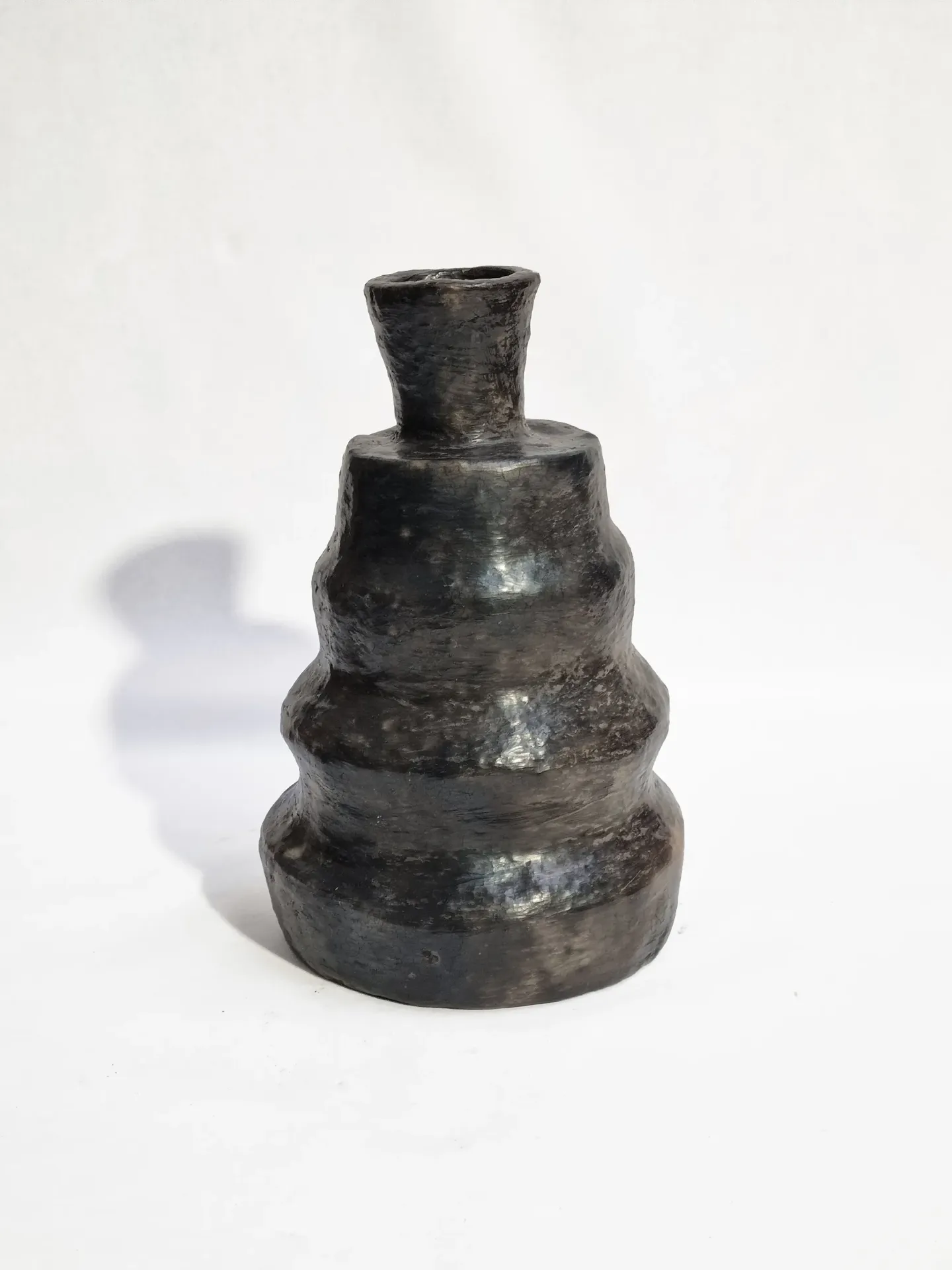 A Vase Terracotta l Pine L Black O02